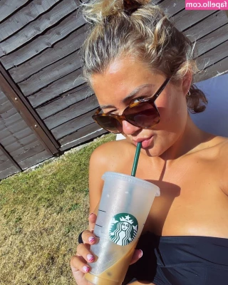 Claudia Valler [ claudia-valler ] - Almost the weekend