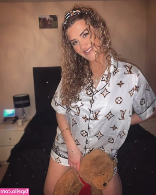 Claudia Valler [ claudia-valler ] - Want to check after the Uber I get so horny I have to touch myself at