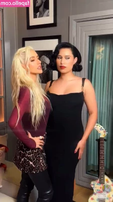 Christina Aguilera [ christina-aguilera ] - Oily feet