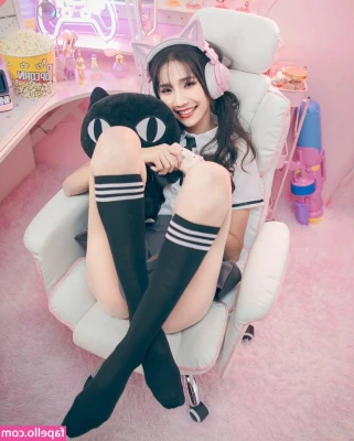 Anita Feifei [ anita-feifei ] - Car selfie song of the day is I will survive by cake