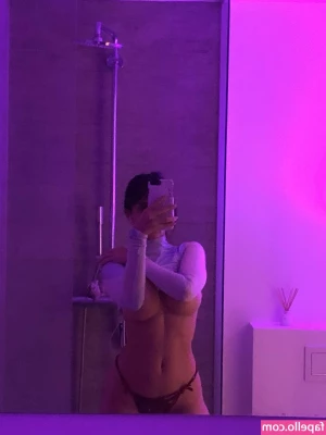Grandmae - Baby, help me choose a look for tonight...should I be gentle or a