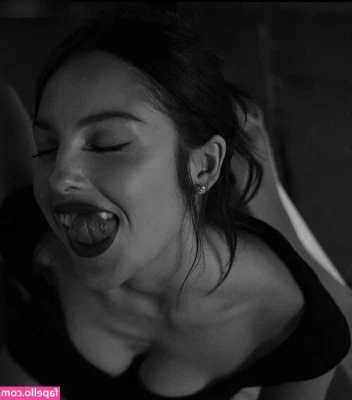 Olivia Rodrigo [ olivia-rodrigo ] - Te dejas poner las esposas?👮‍♀️🚔🚨   Will you let