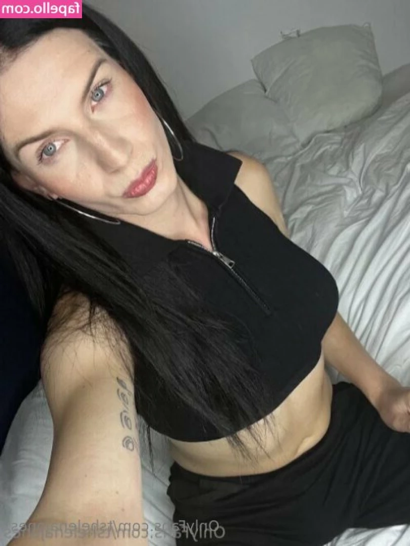 tshelenajones - Lil sneaky upside down booty pic