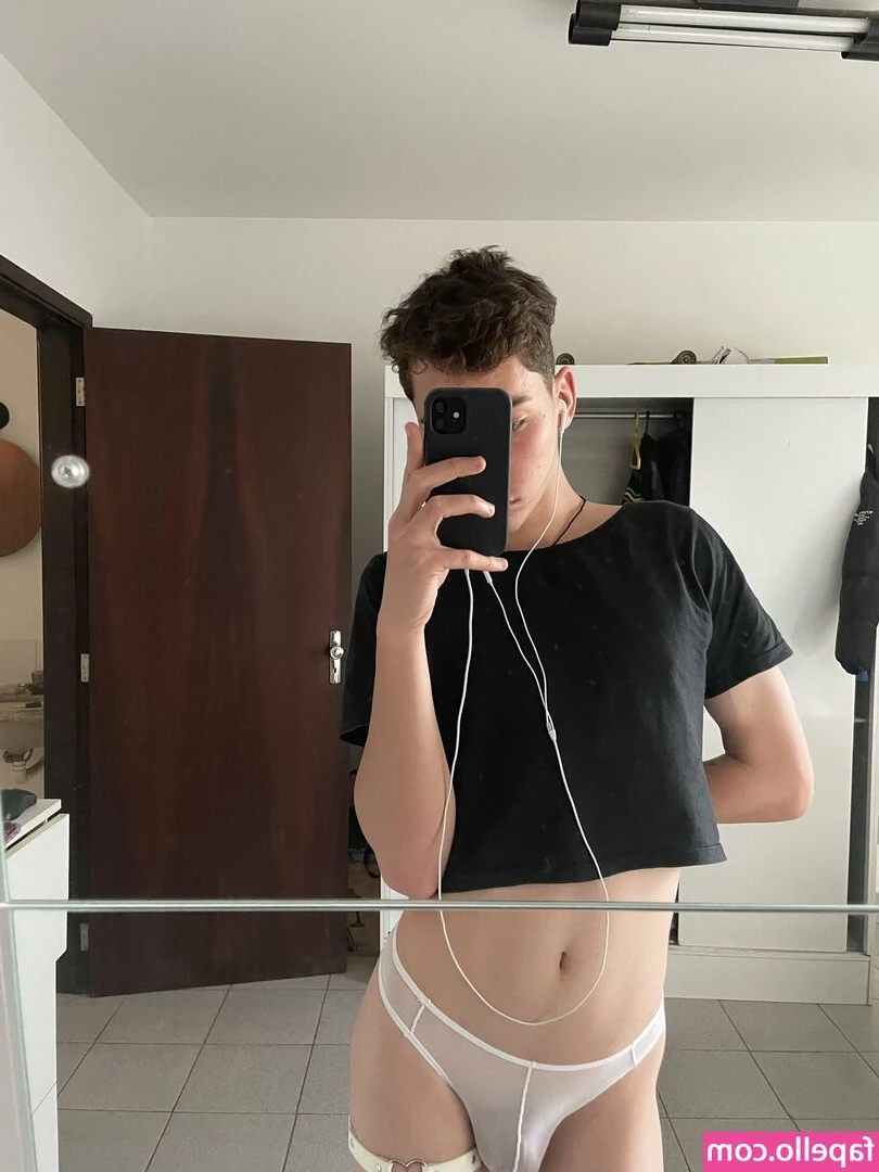 Femboyzx ???? [ femboyzx ] - Idk who I was begging to that was involuntary