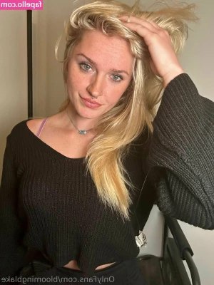 bloomingblake - Usually, I don't feel comfy showing you my naked pussy here on my