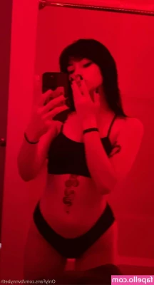 BvnnyBeth - Tengo la vagina tan sensible que apenas me roza algo ya me dan ganas