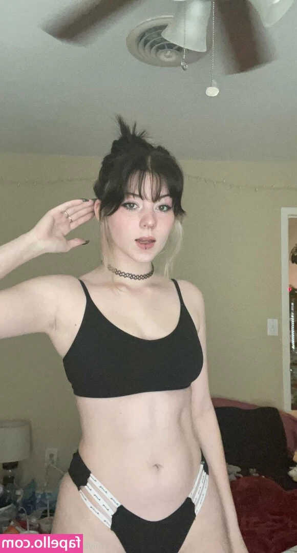 BvnnyBeth - She lays in the dark but knows everything