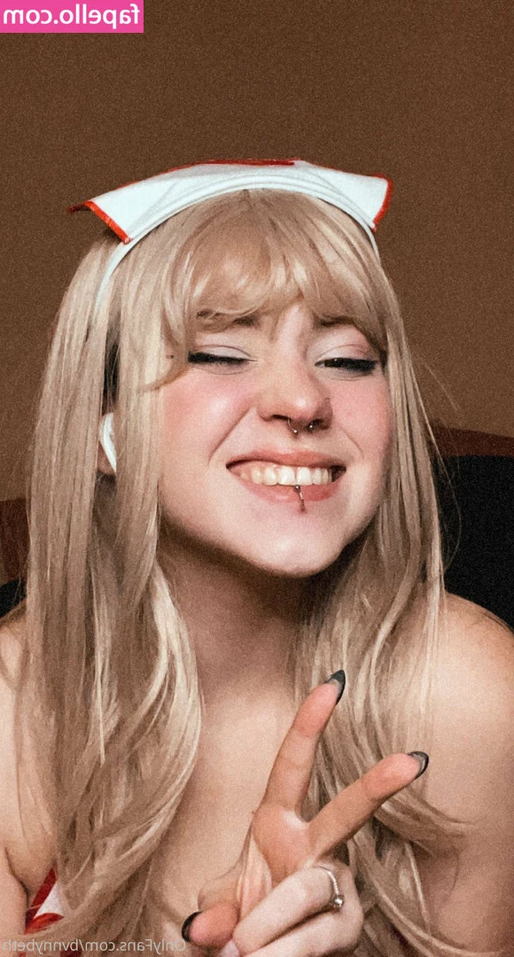 BvnnyBeth - Do you like red lipstic on me?💋 part 1