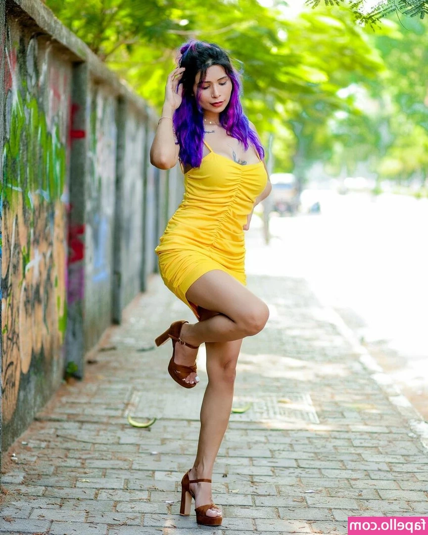 bossgirlannie - Shower contest    Please go a vote for me  and support me in my first