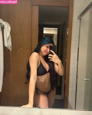 Camilota Xp [ camilota-xp ] - Happy hump day ❤️❤️❤️ Enjoy my struggling face as I get