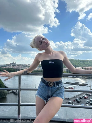 lilli.clark [ lilli-clark ] - Met  cosandre on my way to Fort Lauderdale and despite me being 6 4 