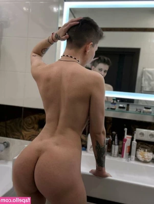lilli.clark [ lilli-clark ] - Who would like to join me in bed on a morning?