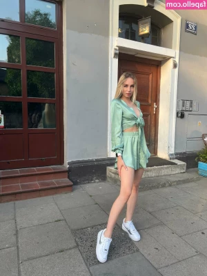 lilli.clark [ lilli-clark ] - Hi  text me       https onlyfans com lil_moonle