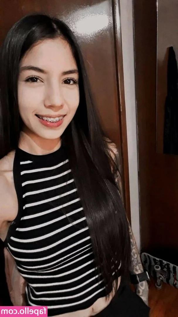Daniela Morelyscastillo [ daniela-morelyscastillo ] - Do you like long legs like mine?