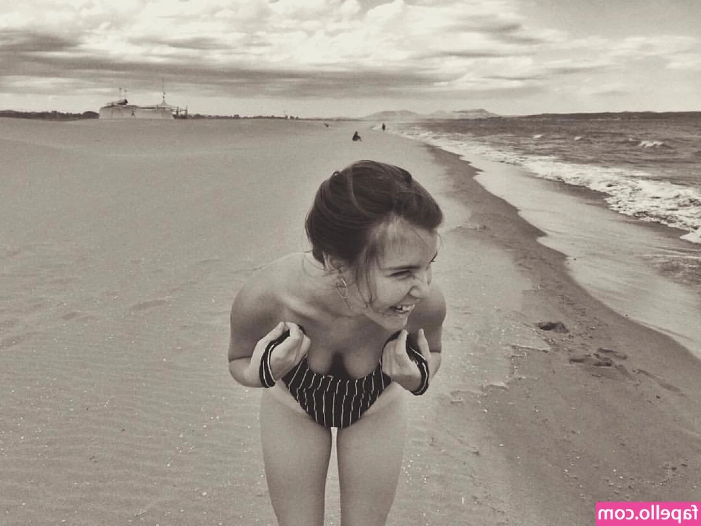 Florencia Decall [ florencia-decall ] - Size difference comparison with the foreskin pulled back :3