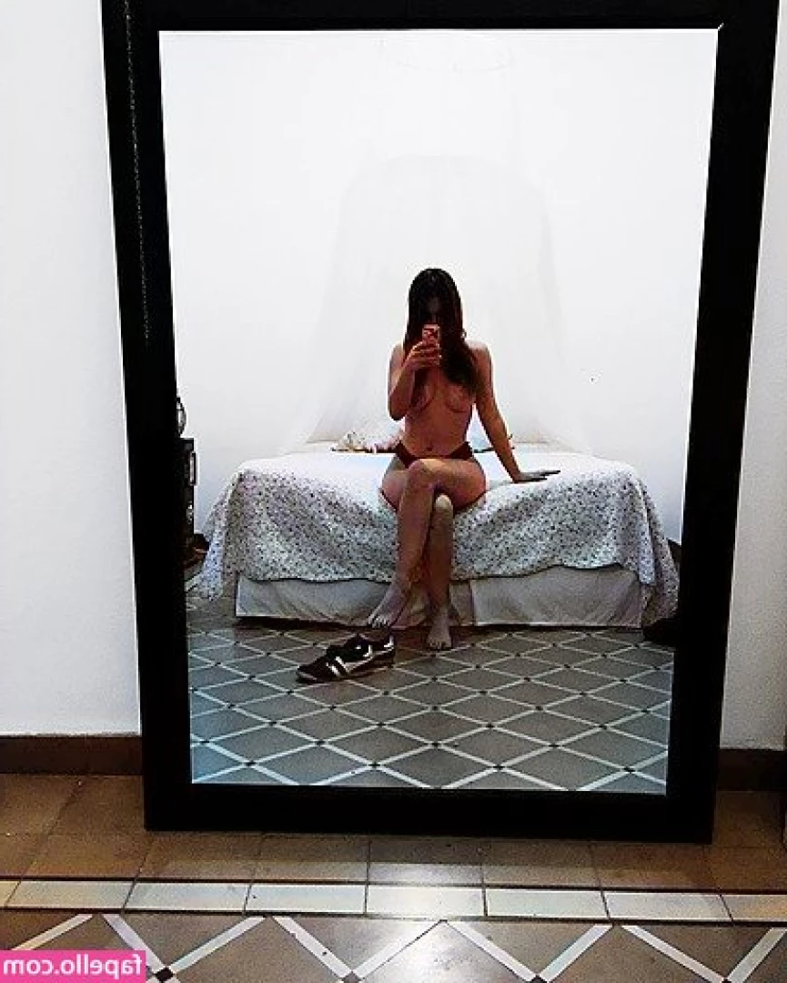 Florencia Decall [ florencia-decall ] - Wanna cuddle