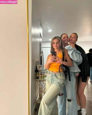 Sarabella Harris [ sarabella-harris ] - Im feeling cheeky  And the squish are always lurkin nearby