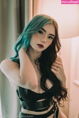 angelahalee - Sneak peak at my new video 🥵🙈 guess how many people walked in