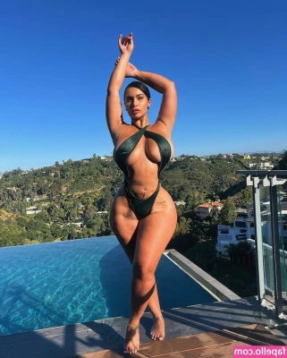 Carmela Habibi [ carmela-habibi ] - 😏 it’s the weekend