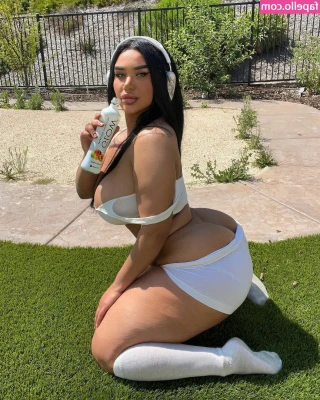 Carmela Habibi [ carmela-habibi ] - Happy video Monday! This weeks video, a boob/underboob video for you