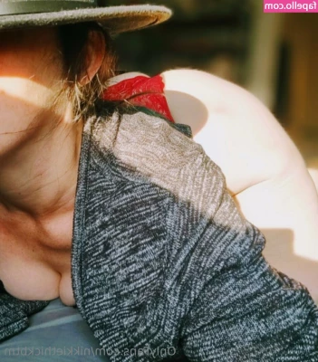 nikkiethickbtm - Tits. Weed. & the weekend! Wake & bake with me💕