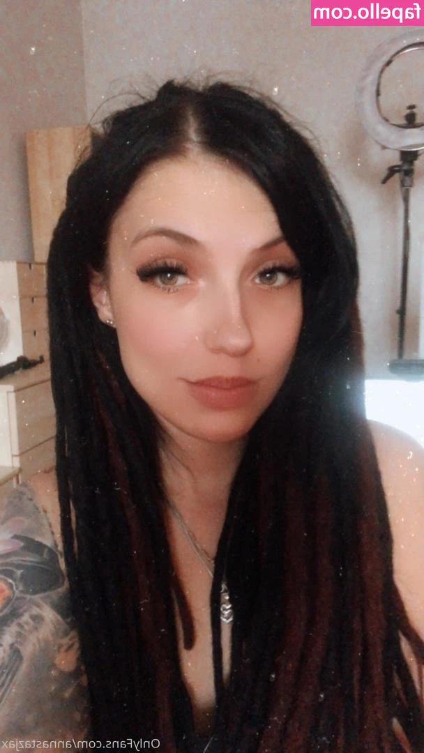 annastazjax - Swipe right to make my shorts come off