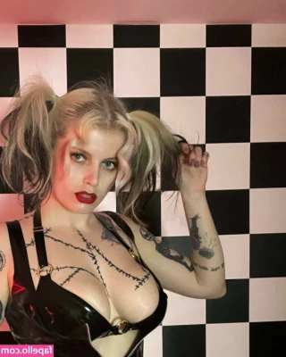 Miss Marilyn [ miss-marilyn ] - Is it hot out of here? Or is it just me 🥵