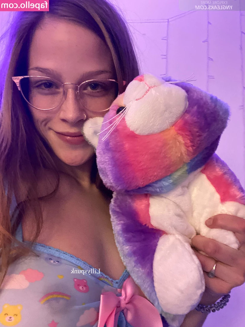Lilly Spunk [ lilly-spunk ] - Sunday to be watching Netflix and sucking your dick in the some time