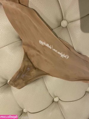 Shethickyyy - Mes pieds en talons sur le tableau de bord