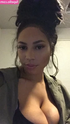 Lipstickthvg - BOOBIES OUT 🍒👉🏼👉🏼