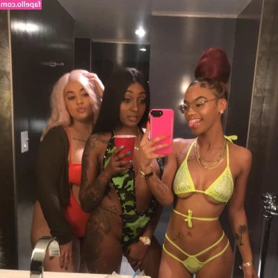 Rozay Molly [ rozay-molly ] - Do you think regular spanks is making my booty more plump? 😜