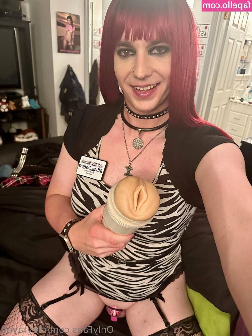 rileyrayne - Could you resist the urge to fuck me if I were taking these shots in