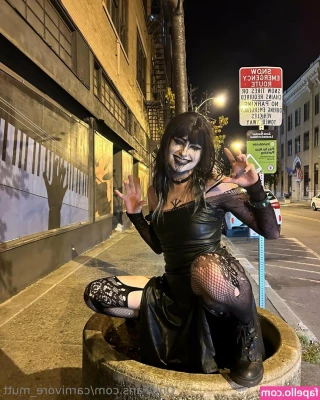carnivore_mutt [ carnivore-mutt ] - Latin hotel manager  Met him on Grindr  He said he would open a room