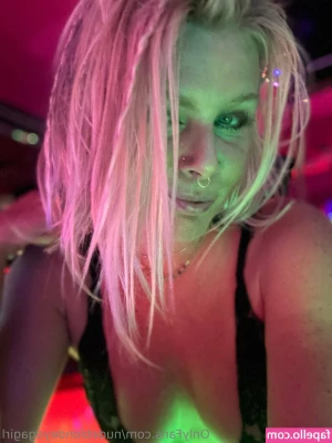 nudeblondeyogagirl - This set makes me feel beautiful