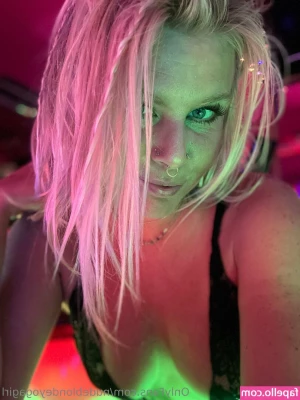 nudeblondeyogagirl - Life is better when you re topless   La vida sin bra es mejor