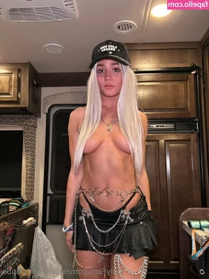 Moonintheclouds - Which will you lick first  My armpits  my feet or my ass