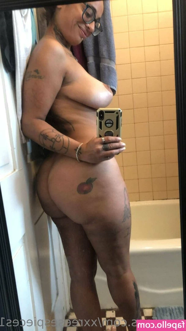 xxreesespieces1 - Shower time anyone wanna help