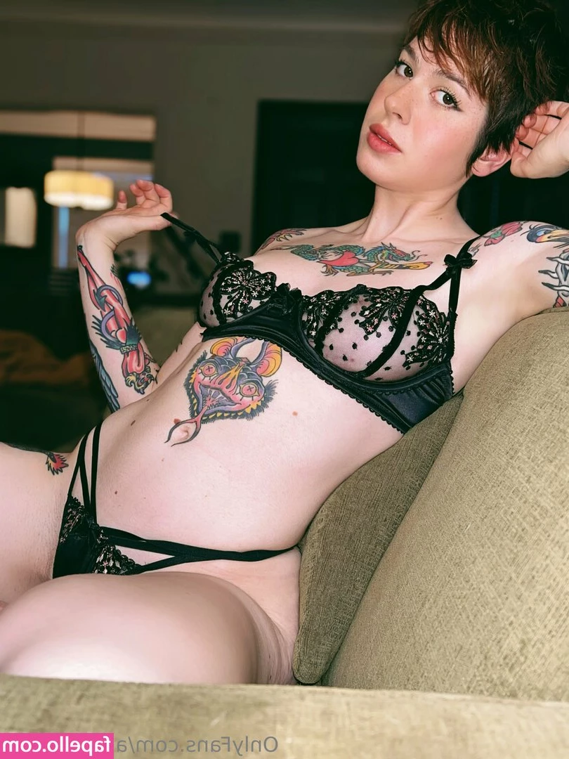 annieforfree - do you wanna see more of what's underneath my clothes? hmu 😉