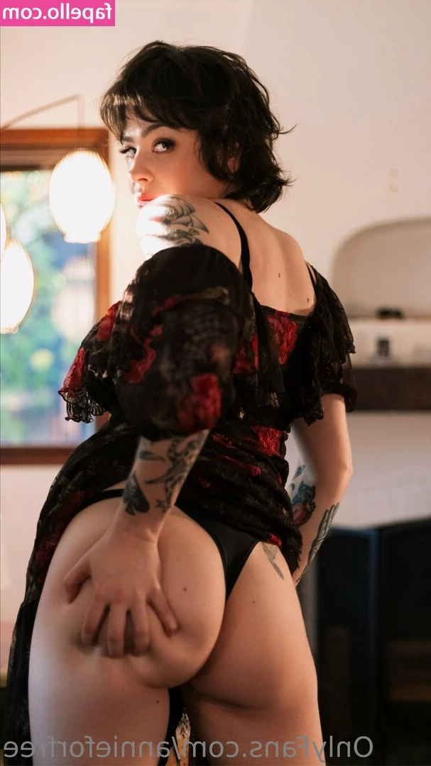 annieforfree - taking a peek? 😏