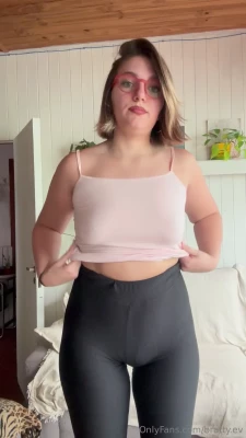 bratty.ev [ bratty-ev ] - Quien me ayuda a sacarme la leche    onlyfans com  gay  Boys