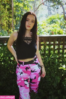 Lucy Loken [ lucy-loken ] - 👋...Who like to be tease.... while I wear my little jeans