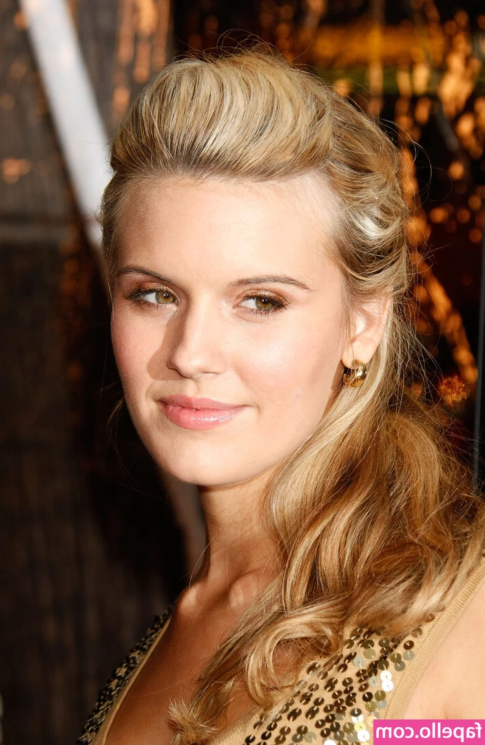 Maggie Grace [ maggie-grace ] - Come and suck on his big nipples