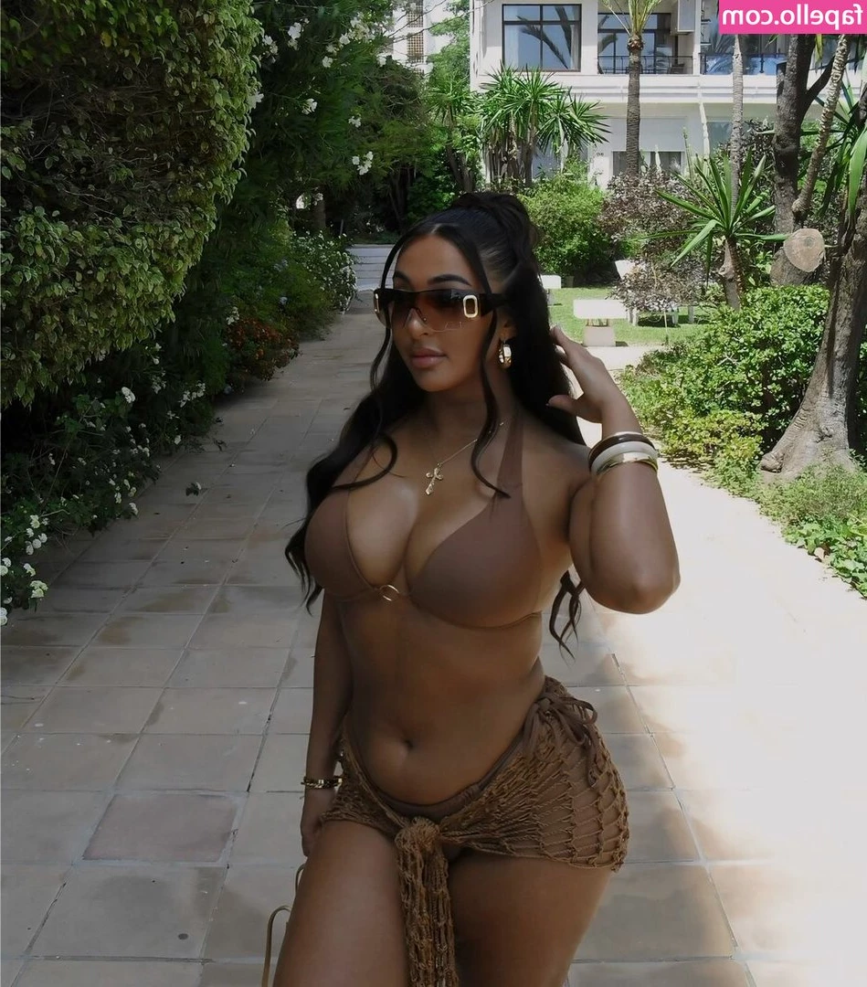Alisha Simone [ alisha-simone ] - Poppin it out for some stretchin