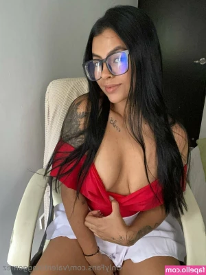valentinaggomez - I need my ass eaten, any takers 🍑