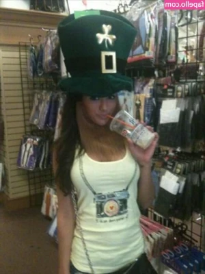 Melanie Iglesias [ melanie-iglesias ] - Play a game with me and pretend I’m crawling into your