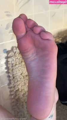 Feetiecutie [ feetiecutie-1 ] - bare feet or stinky socks?