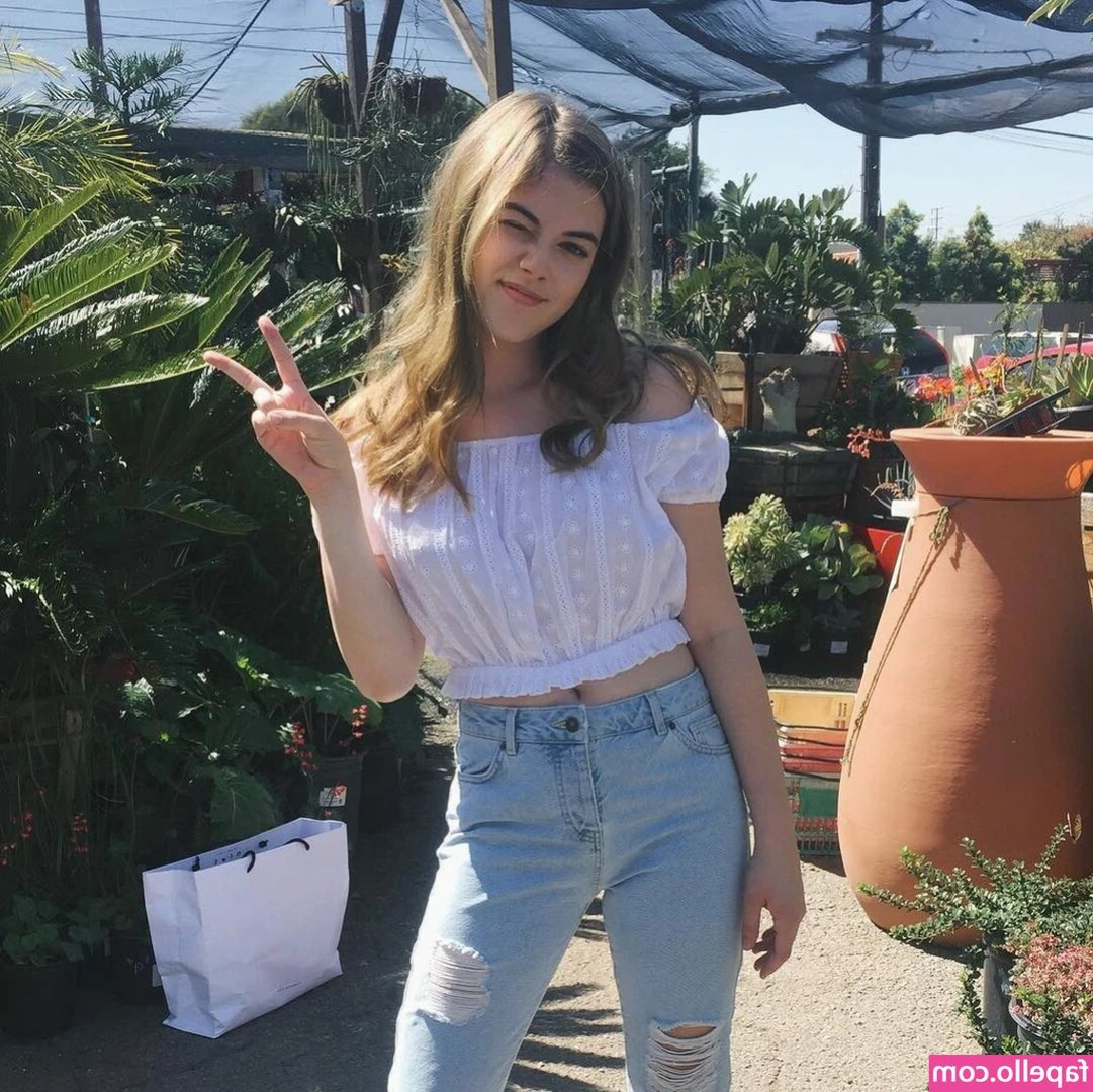 McKaley Miller [ mckaley-miller ] - Strawberry lemonade