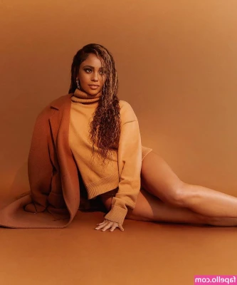 Vanessa Morgan [ vanessa-morgan ] - natural toes + tan nylons = drained balls 😉