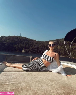 Karolina Pisarek [ karolina-pisarek ] - Shorts cortitos para el calor     Quieres ver más