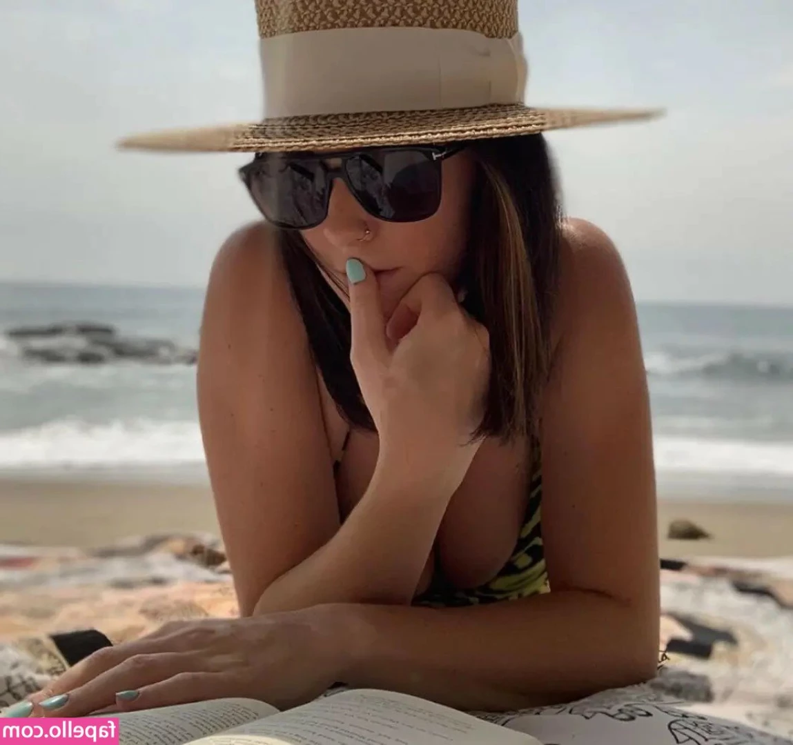 Courtnee Draper [ courtnee-draper ] - Waking up on the coast